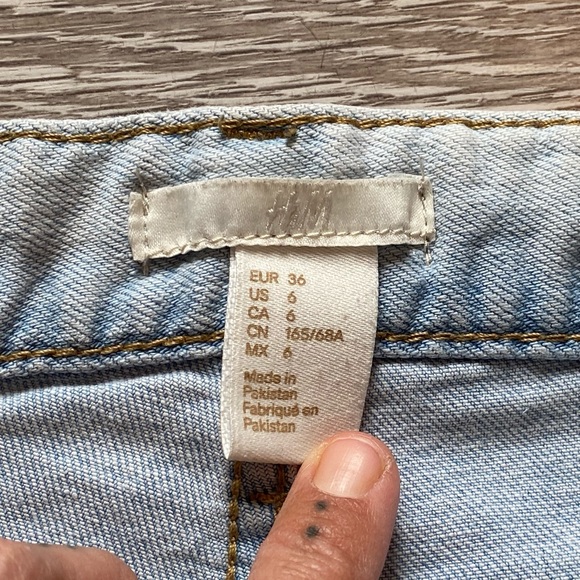 H&M • Distressed Jean Shorts • Size 6 • Light Denim with Frayed Hems - Picture 4 of 12